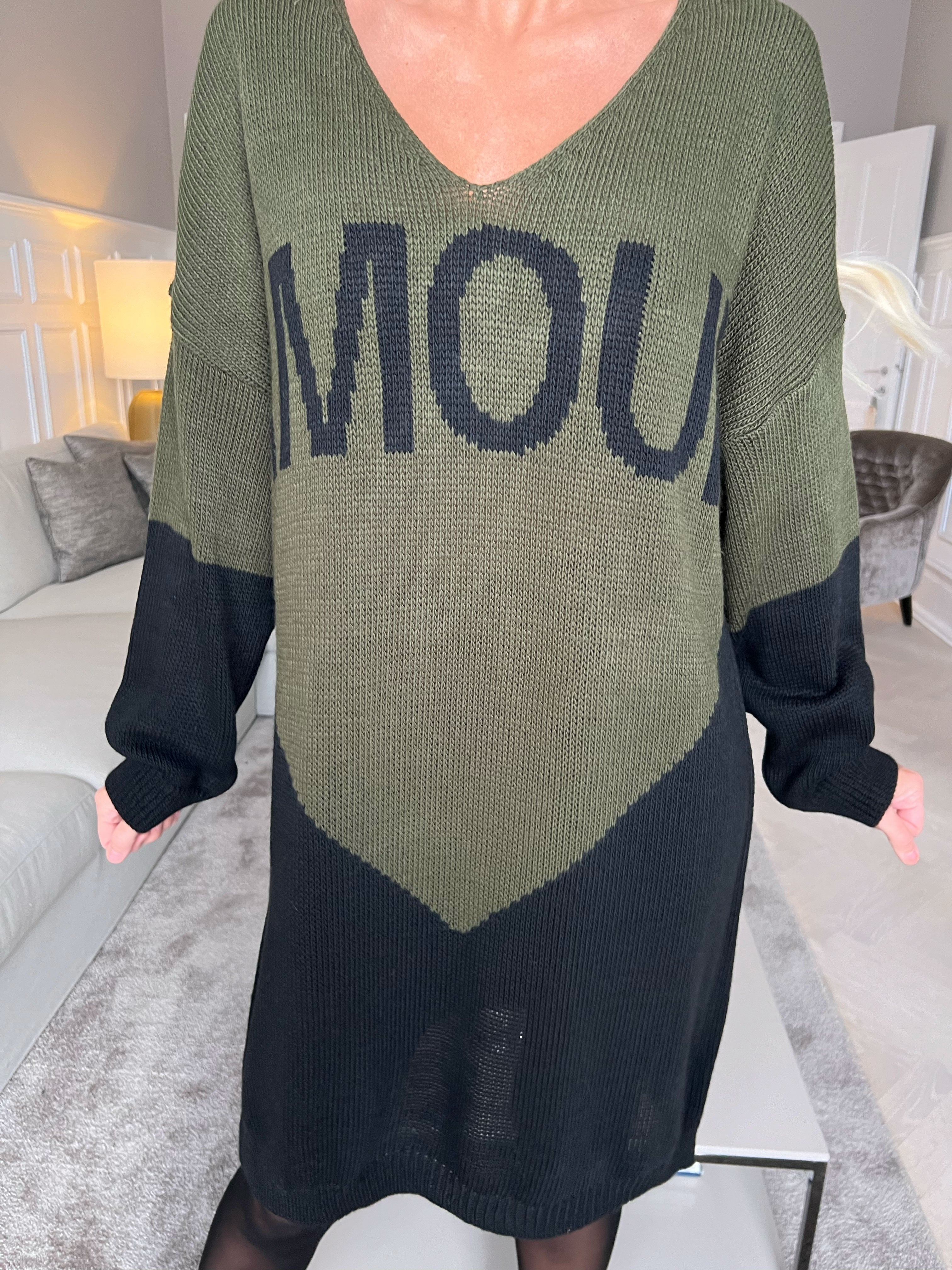 Palermo - Tofarvet strikkjole med amour stående